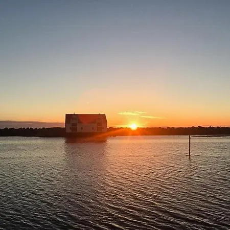 Unique House On The Waterfront On Veiholmen בית נופש